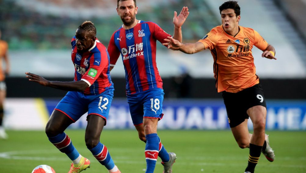 Raúl Jiménez en acción ante Crystal Palace