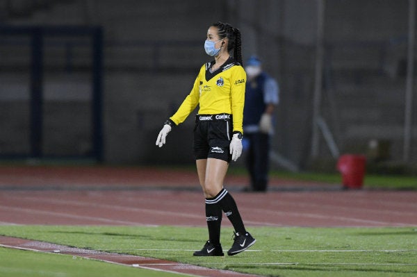 La silbante Katia Itzel García durante un partido de la Copa por México