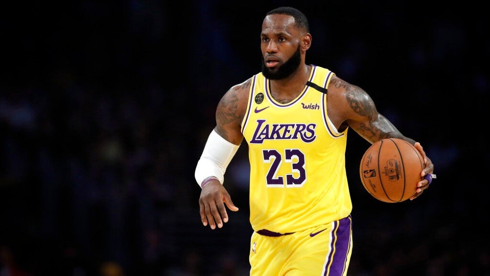 Lebron James durante un partido con los Lakers