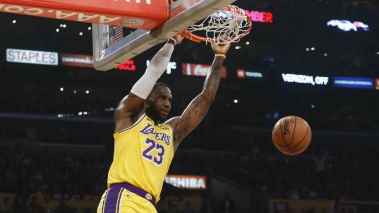 LeBron James encesta en un juego con los Lakers