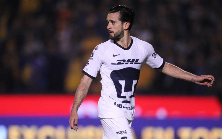 Luis Quintana durante un partido con Pumas