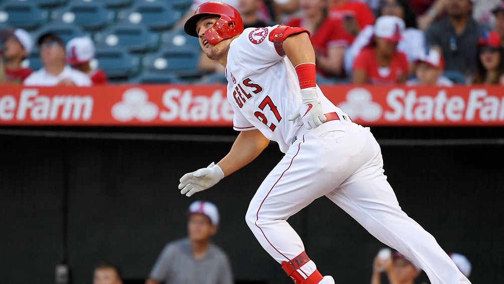 Mike Trout observa uno de sus batazos