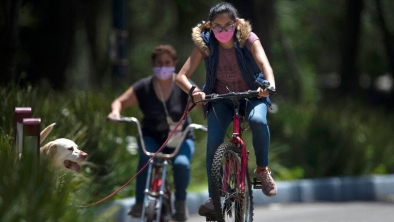 Mujer pasea en bicicleta en la CDMX