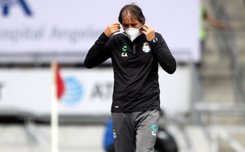 Guillermo Almada en partido con Santos 