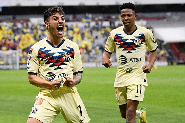 Leo Suárez festeja un gol con América