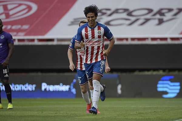 JJ Macías festeja un gol con Chivas