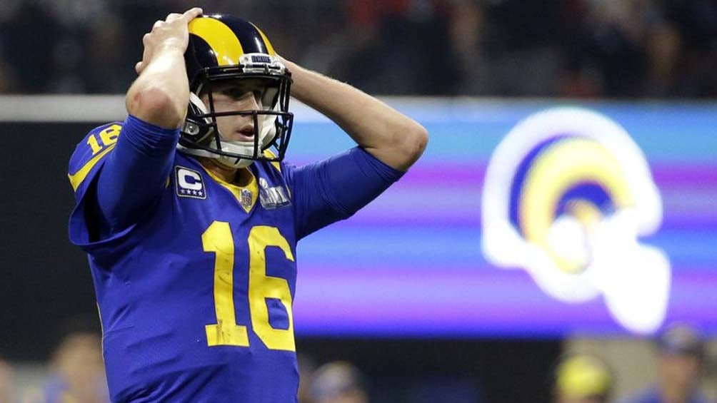 Jared Goff se lamenta tras una acción