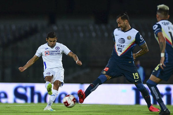 Jugadores de las Águilas y los Cementeros disputan un balón