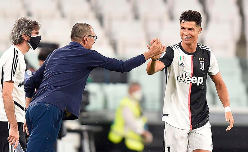Sarri felicita a Cristiano Ronaldo tras una anotación 