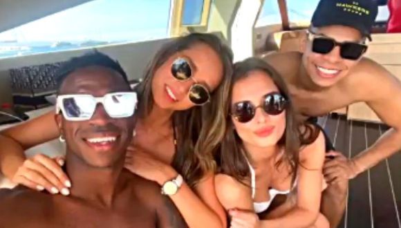 Vinicius Junior disfruta de un día en la playa con la modelo