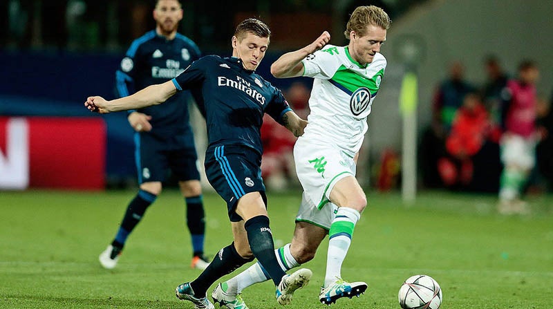 Kroos y André Schürrle pelean un balón en un duelo 