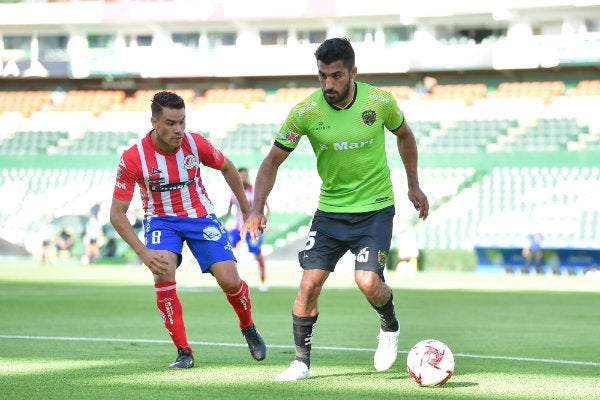 Jugadores de San Luis y Juárez controlan un balón