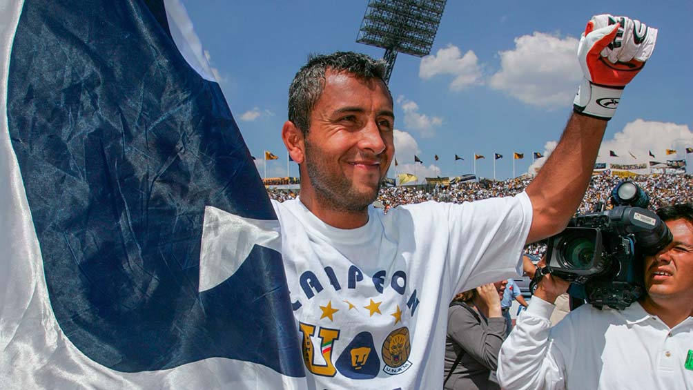 El jugador histórico de Universidad celebra el título de los felinos