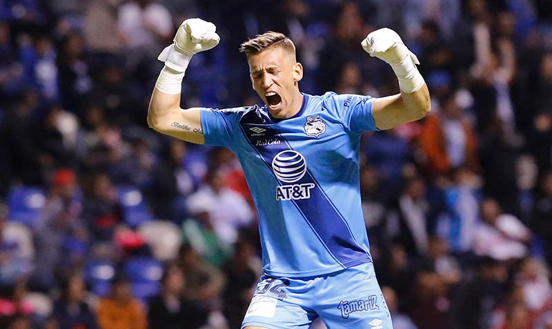 Nicolás Vikonis durante un duelo con Puebla en Liga MX 