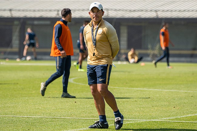 Israel López, en un entrenamiento de Pumas