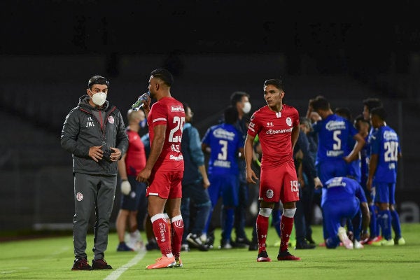 Chepo dando indicaciones a uno de sus jugadores