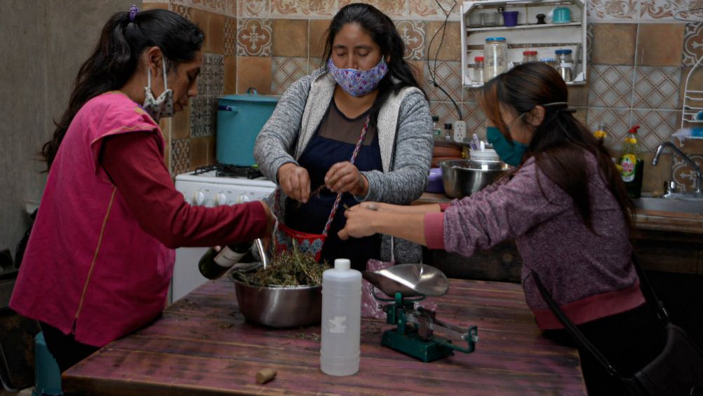  Mujeres indígenas prepararan medicamentos con plantas medicinales