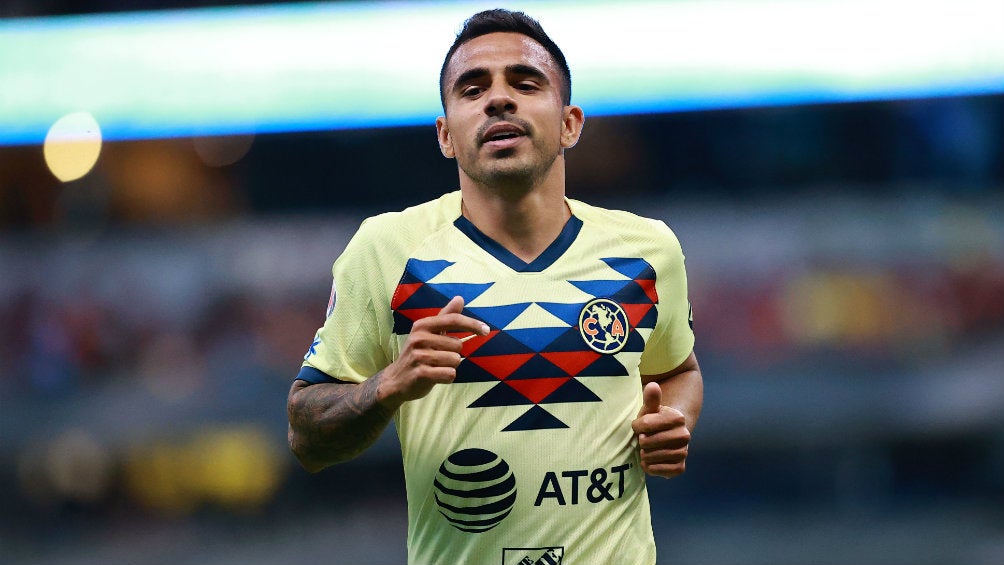 América: Alonso Escoboza regaló una playera a niños afuera de Coapa