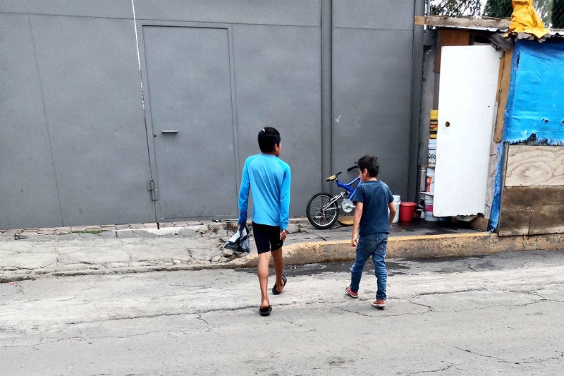 Los niños que recibieron la playera de Escoboza