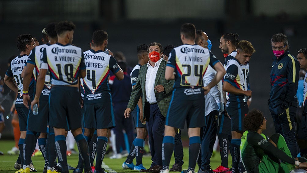 Miguel Herrera le da instrucciones a su plantel en Copa por México