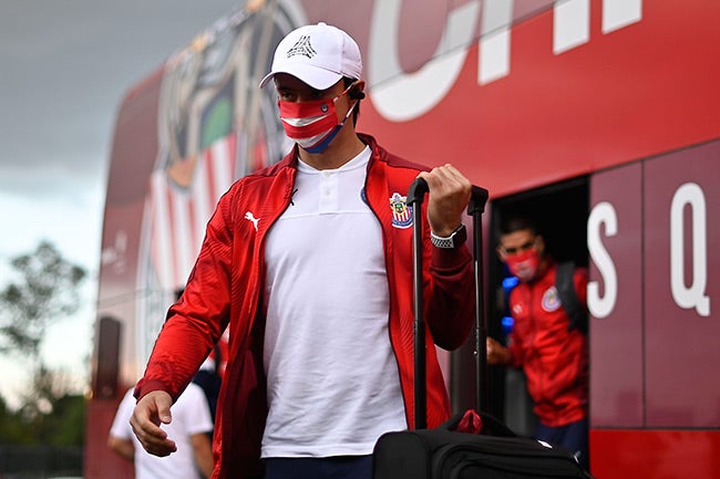 Toño Rodríguez desciende del autobús de Chivas con cubrebocas