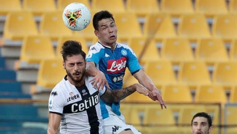 Pezzella y Lozano compiten por un balón