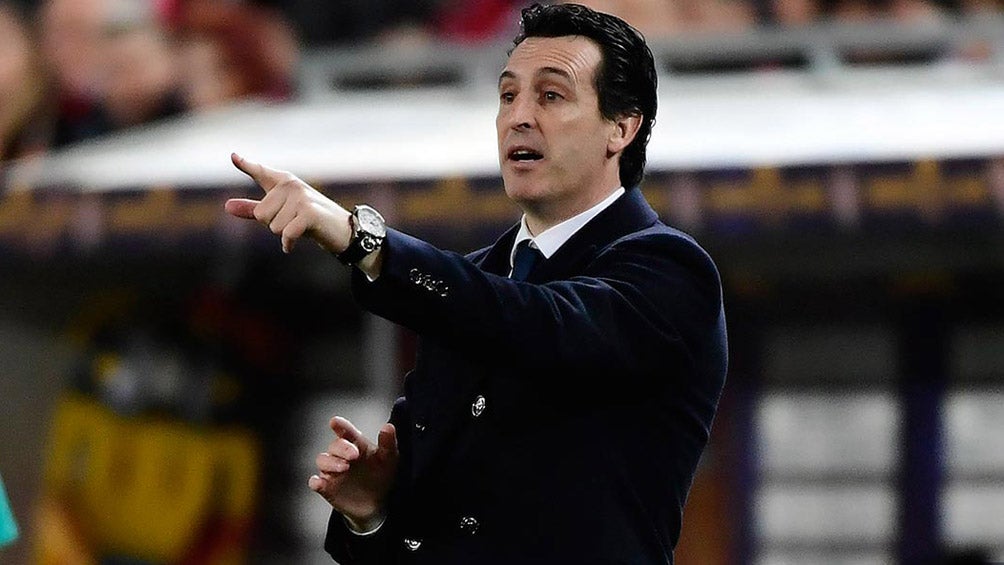 Unai Emery da indicaciones durante un duelo 