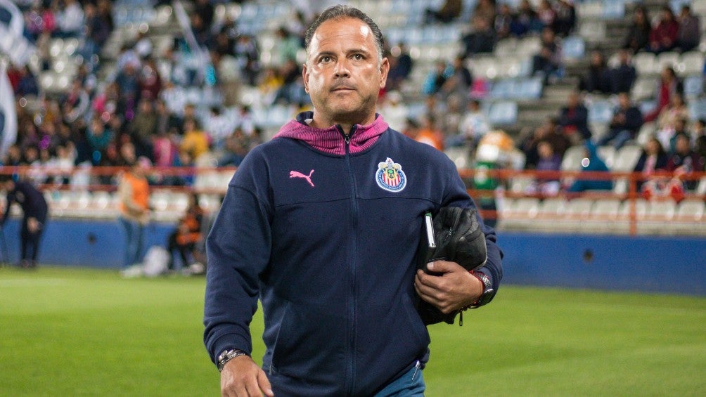 Ramón Villa durante un partido con Chivas Femenil