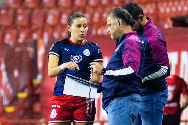 Ramón Villa durante un partido con Chivas Femenil