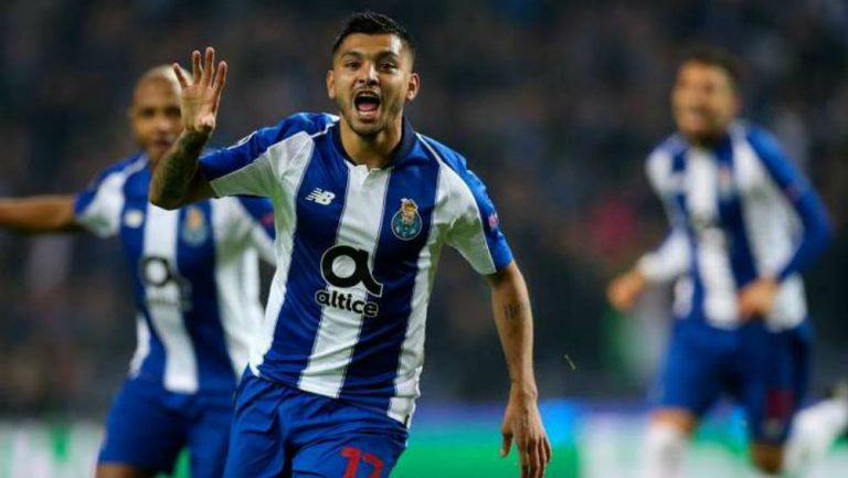 Jesús Corona en celebración de gol con el Porto 