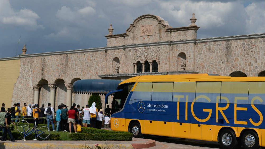 Aficionados de Tigres a su salida rumbo al Victoria