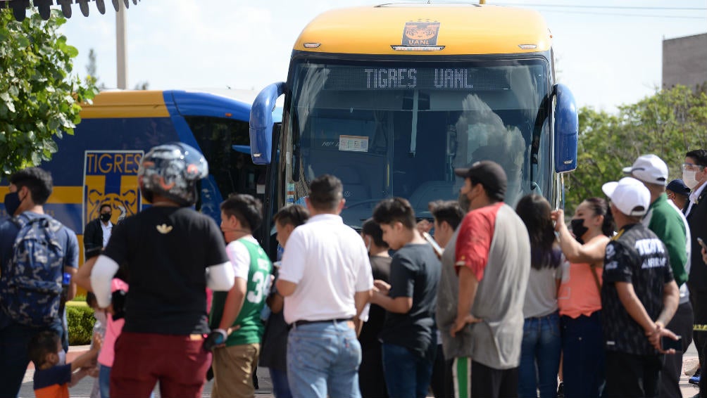 Aficionados de Tigres a su salida rumbo al Victoria