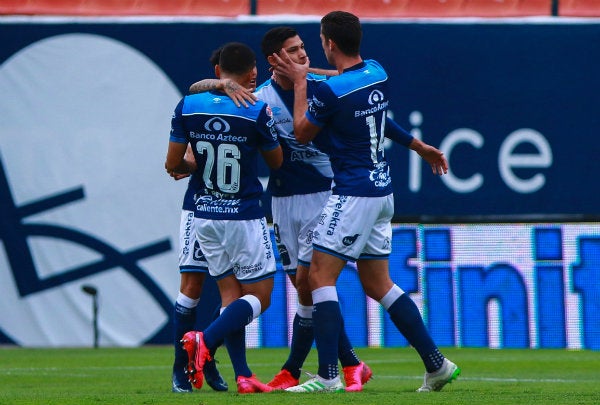 Jugadores del Puebla en festejo de gol 