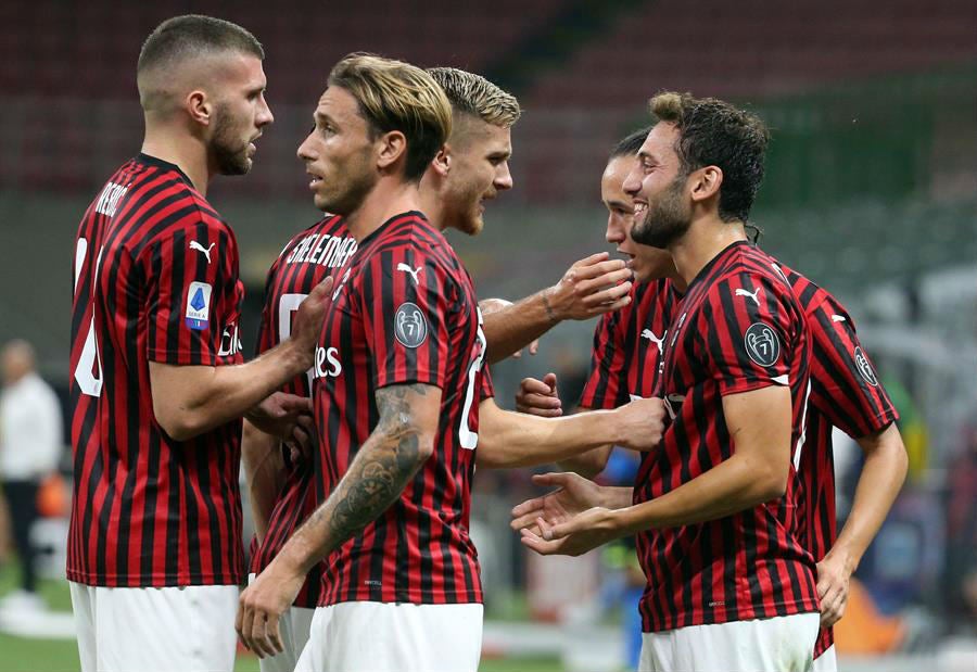 Jugadores del Milan celebran con Hakan Calhanoglu su gol