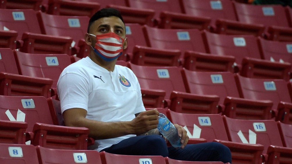 Alexis Vega, en las gradas del Estadio Akron en un duelo de Chivas 