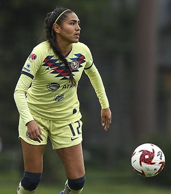 Estefanía Fuentes en un entrenamiento con América