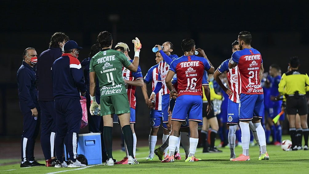 Jugadores de Chivas en partido de Copa por México 