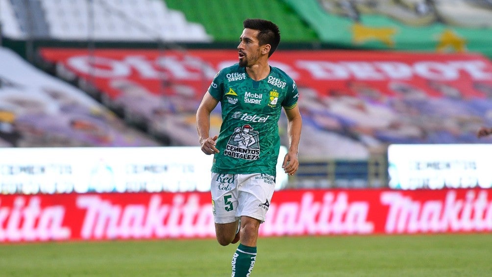 Fernando Navarro durante un partido con León