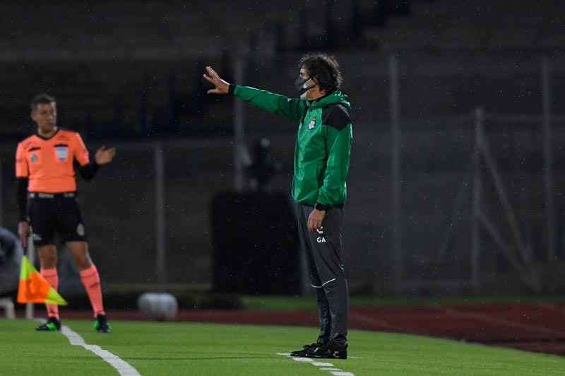 El técnico uruguayo en el partido contra La Máquina