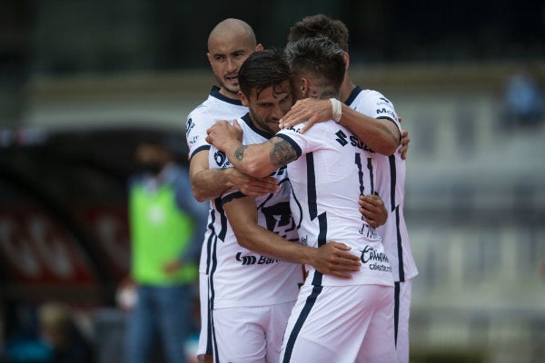 Juan Manuel Iturbe festeja un gol de Universidad