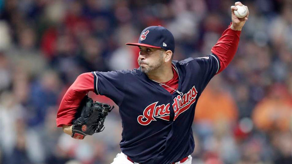 Pérez hace un lanzamiento con los Indians