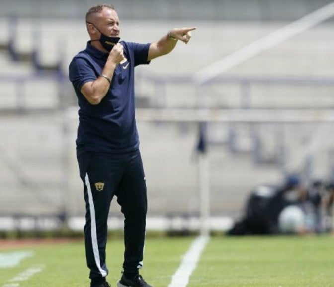 Andrés Lillini dando indicaciones en el juego en CU