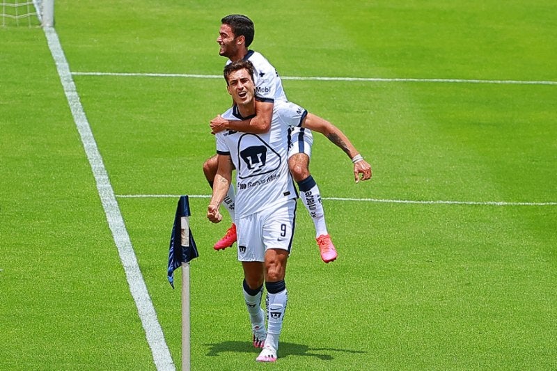 Juan Dinenno celebra un gol con Pumas