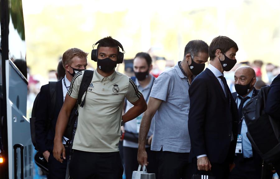 Los jugadores merengues llegando a un estadio