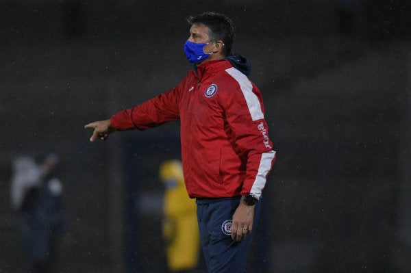 El entrenador de Cruz Azul durante un partido