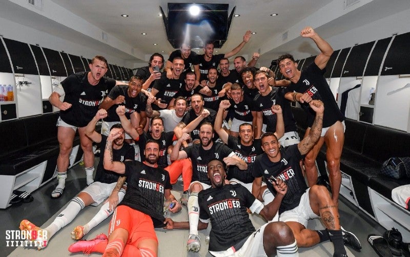 Jugadores de la Juventus celebran título de la Serie A