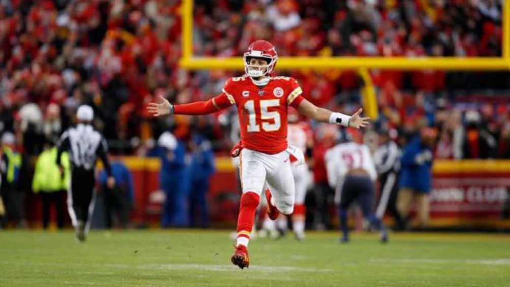 Mahomes corre en un juego de los Chiefs