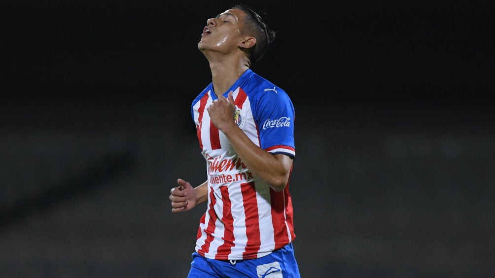 Antuna en un partido con Chivas