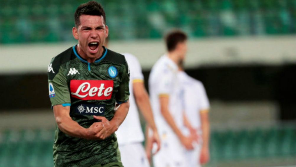 Hirving Lozano celebra un gol con Napoli 