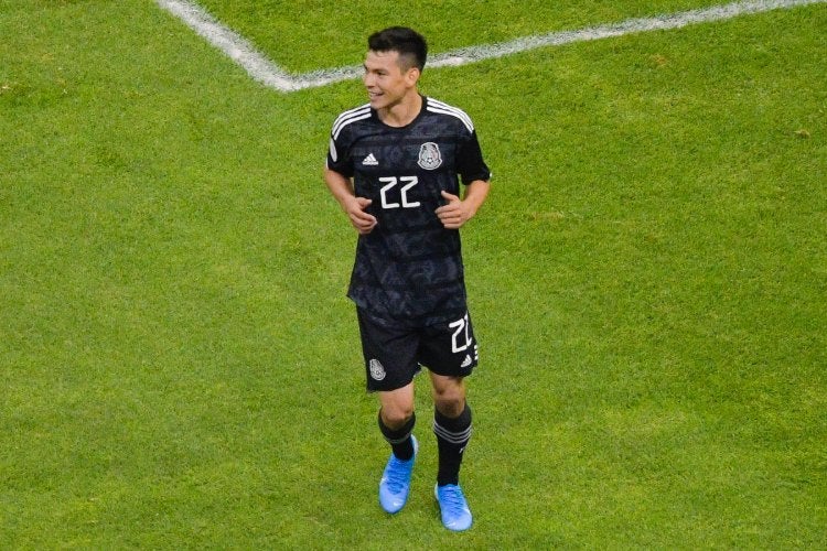 Hirving Lozano durante un partido con el Tri